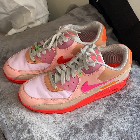 Nike Shoes - Nike Air Max 90